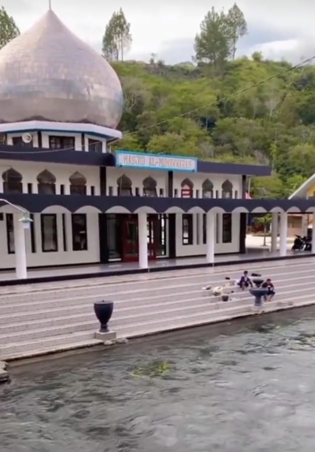 Masya Allah, Ada Masjid di Aceh yang Menyatu dengan Sungai Indah Banget Suasananya
