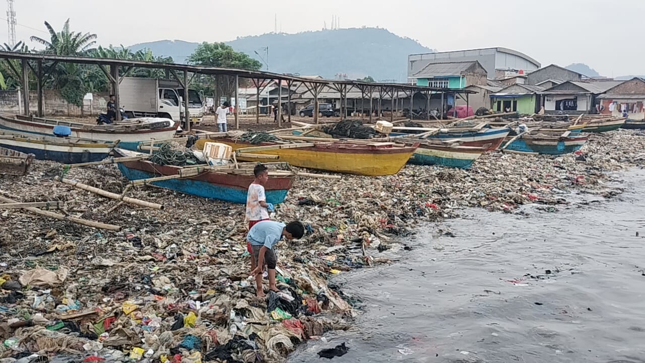 Pasca 1 Hari Aksi Sosial Viral Sampah Di Pantai Sukaraja Masih Menumpuk, Ini Harapan Nelayan 