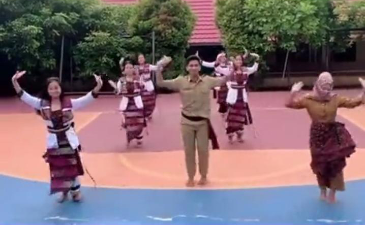 Video Iseng Kolaborasi Tari Guru dan Siswi SMPN 32 Bandar Lampung Dapat Jutaan View 