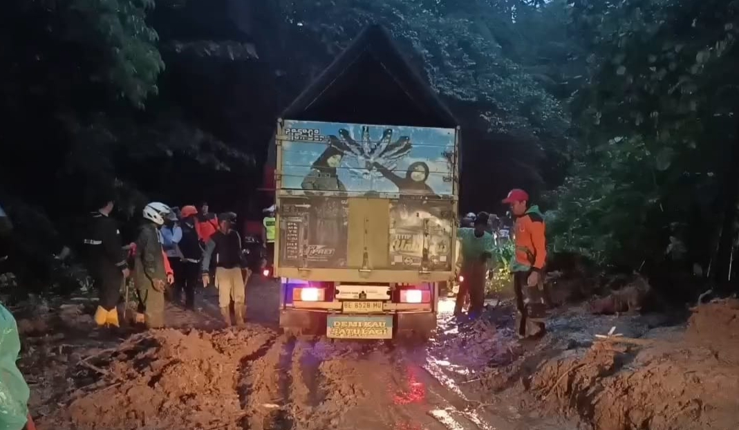 Sempat Putus, Jalan Penghubung Lampung Barat-Sumatera Selatan Diberlakukan Buka Tutup Satu Jalur