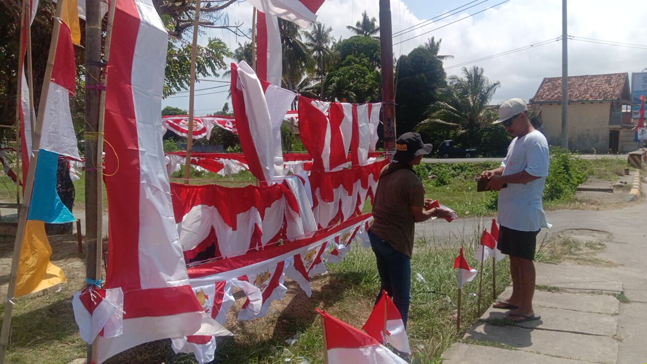 Merantau dari Garut, Pria Ini Jual Bendera Merah Putih di Pesisir Barat