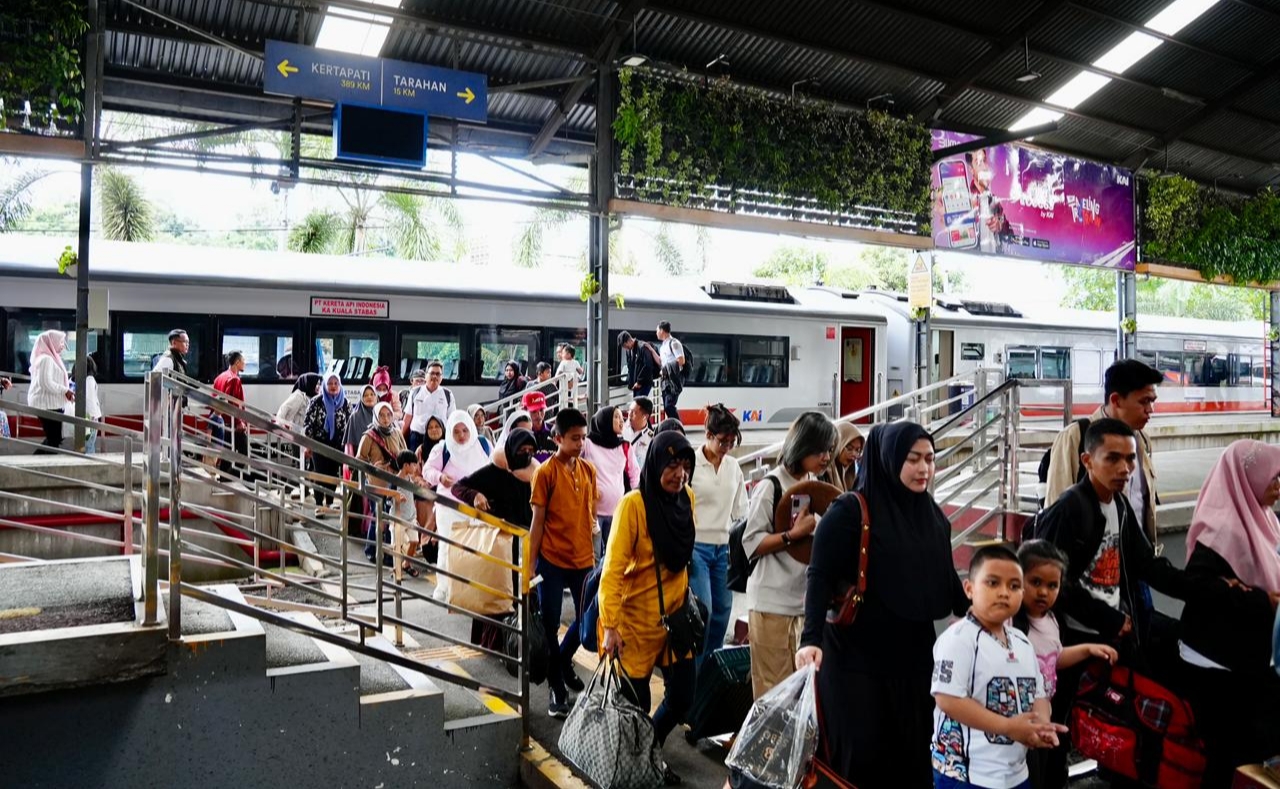 Liburan Akhir Tahun, Kereta Api Jadi Transportasi Favorit: KA Rajabasa dan Kuala Stabas Jadi Andalan!