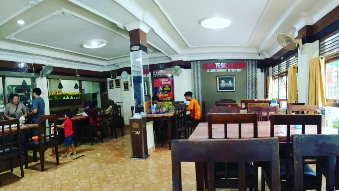 Hanya 1 Jam Dari Bandar Lampung, Eksplor Sate Saleh hingga Es Doger Iwan, Kuliner Legendaris di Metro