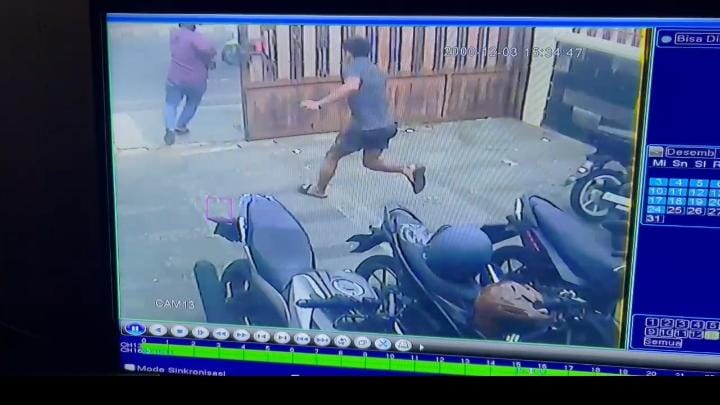 Vidio Viral Pria Berjaket Merah Todongkan Senpi Ternyata Pelaku Curanmor yang Dikejar Masa.