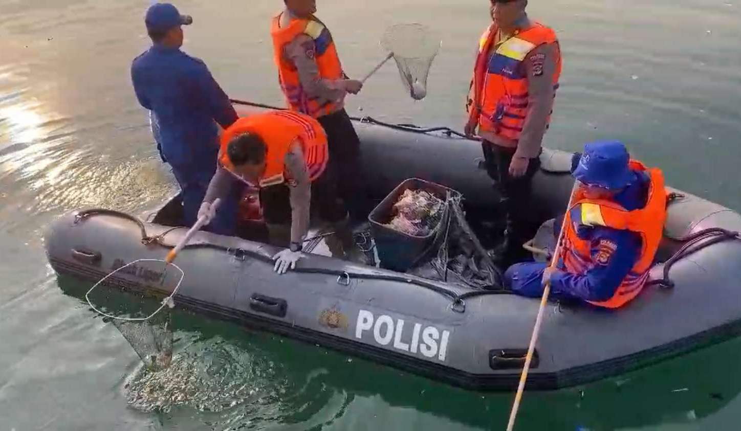 Sambut Hari Bhayangkara ke 78, Ratusan Personel Polresta Bandar Lampung Bersama Warga Bersihkan Pantai