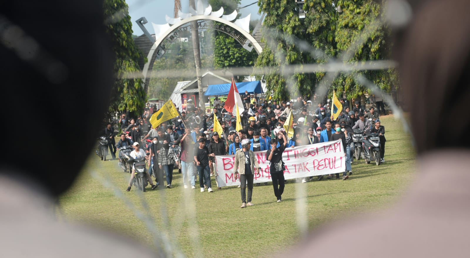 Tolak Kenaikan BBM, Ratusan Masa Aksi Datangi Kantor Gubernur Lampung