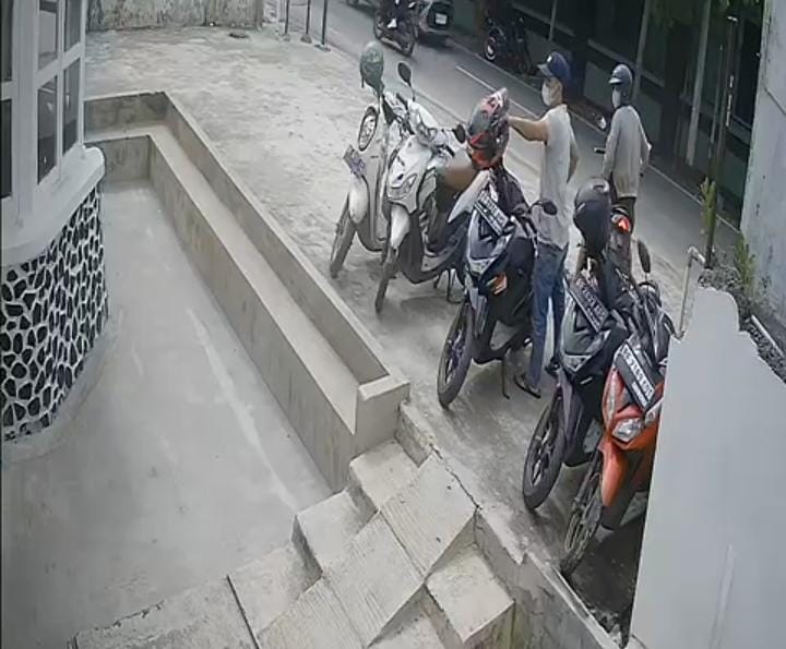 Dalam Hitungan Detik Sepeda Motor Raib di Depan Cafe, Aksinya Terekam CCTV