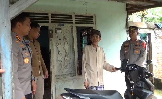 Polisi Serahkan Motor Kakek Difabel yang Jadi Korban Begal