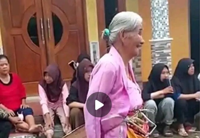 Seorang Nenek di Desa Pekuncen Ikut Lomba 17-an, Netizen Ramai-ramai Beri Semangat