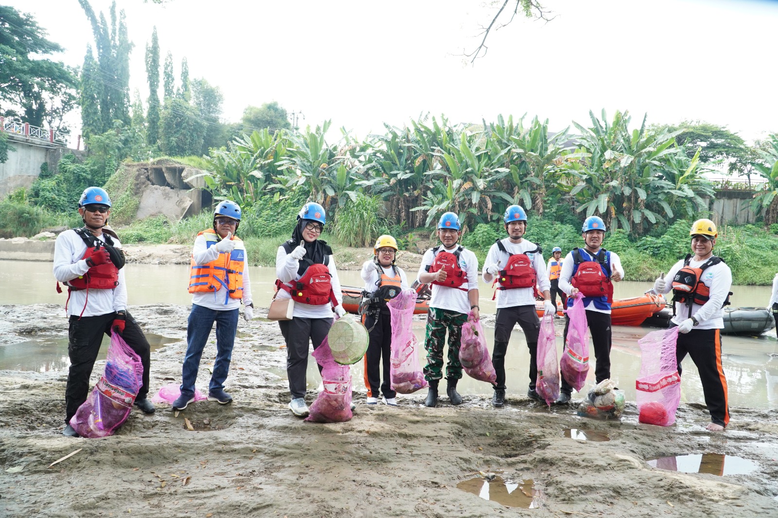 PTBA Gelar Susur Sungai, Angkut 1,56 Ton Sampah dari Sungai Enim