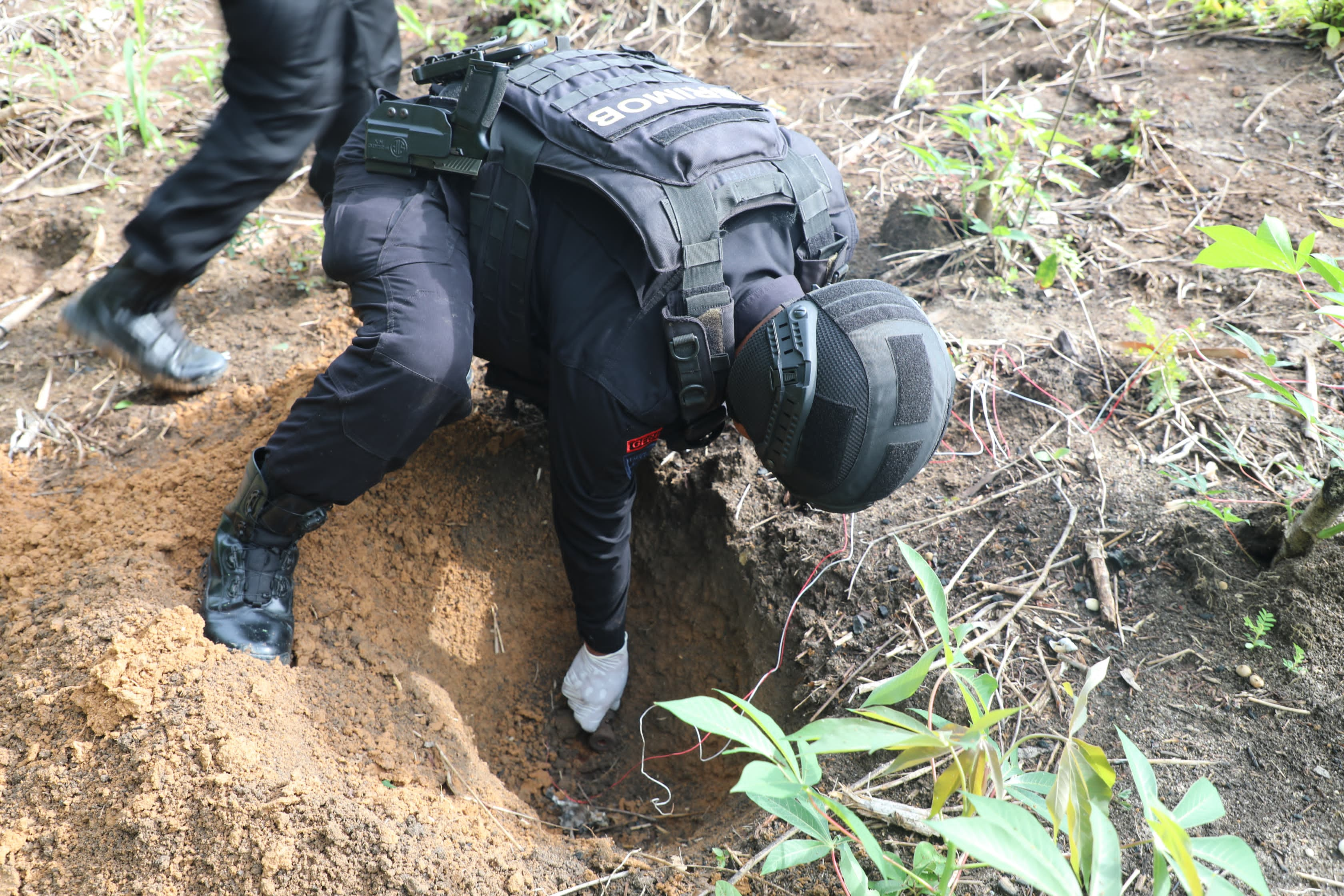 Heboh Penemuan Diduga Granat di Banjar Masin, Brimob Polda Lampung Sterilisasi TKP