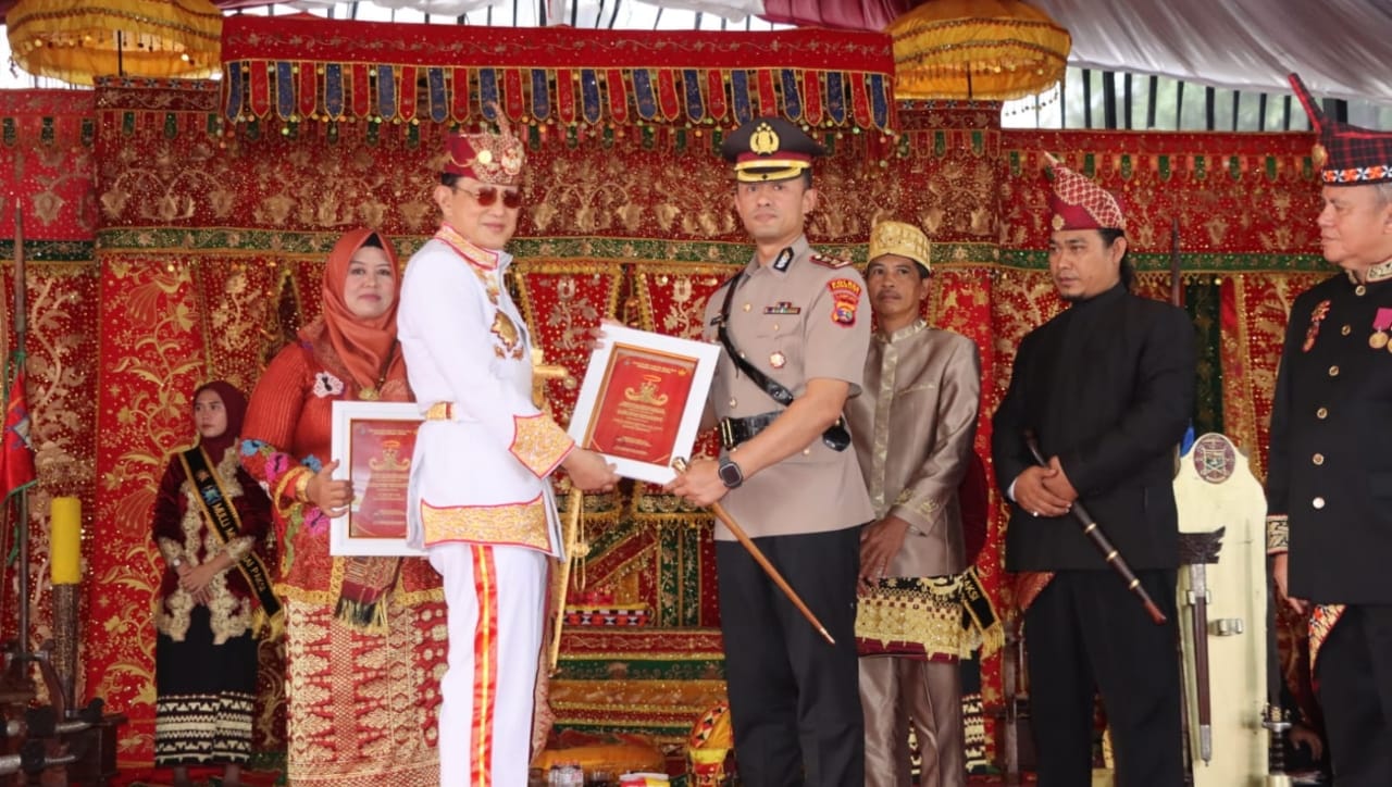 Kapolres Pringsewu Dapat Lencana Kehormatan dari Kerajaan Paksi Pak Sekala Brak