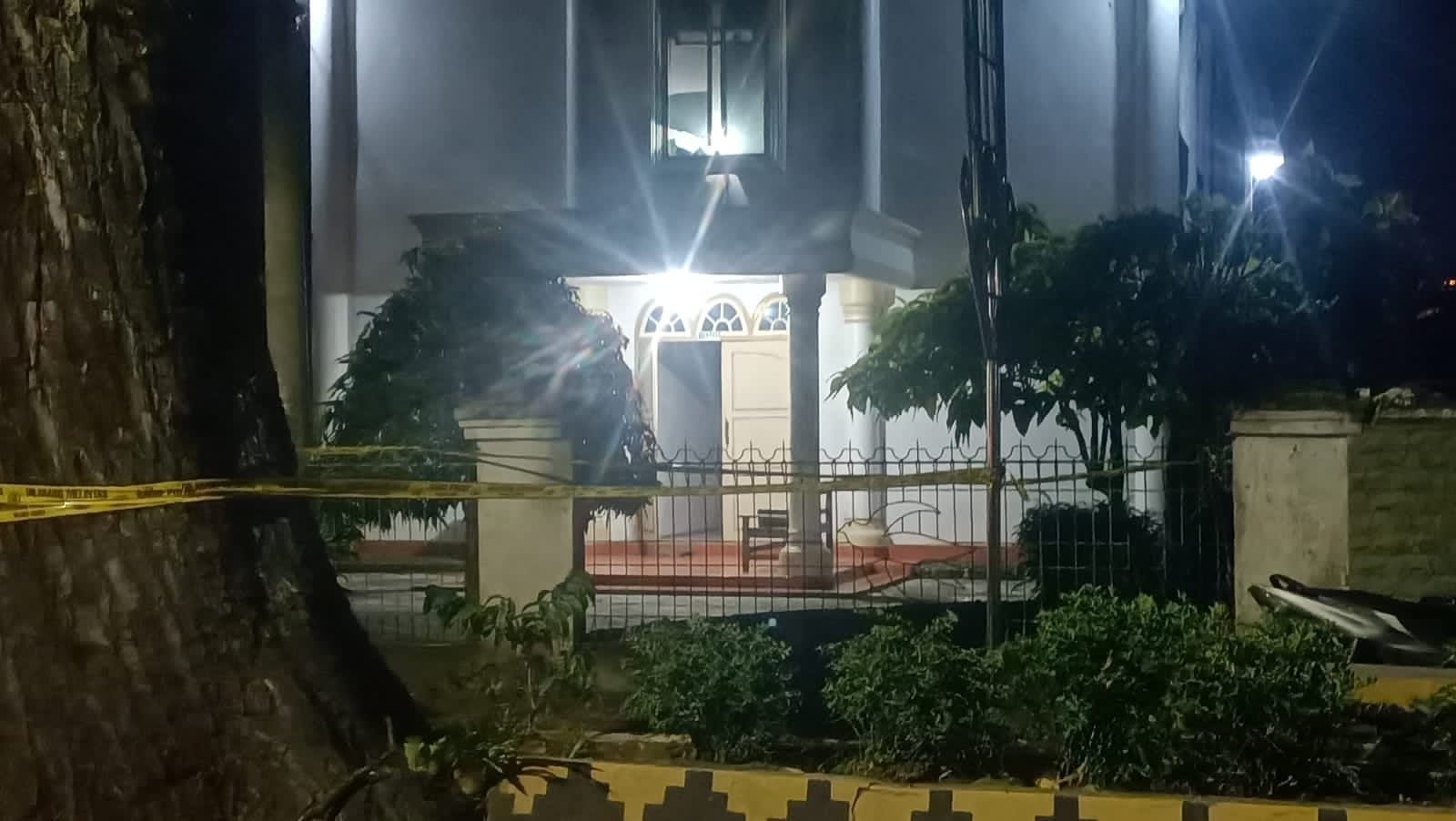 Gempar, Ada Paket Misterius Warna Hitam di Depan Gereja di Metro, Gegana Turun Tangan  