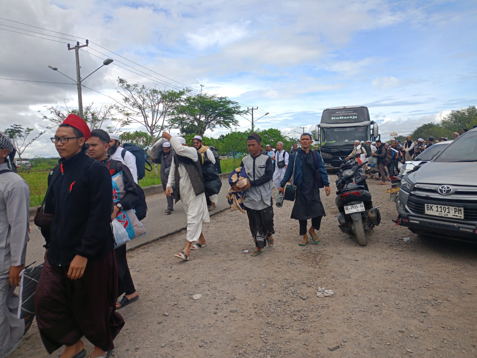 Lelah yang Menjadi Doa: Ribuan Jemaah Membanjiri Hari Pertama Tabligh Akbar Indonesia Berdoa 2025 di Kota Baru