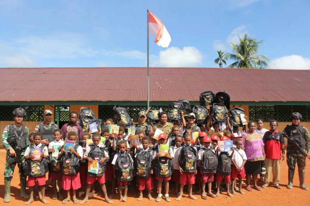 KKB Papua Harusnya Sadar, Ternyata Begini Momen Keakraban TNI dan Siswa di Papua 