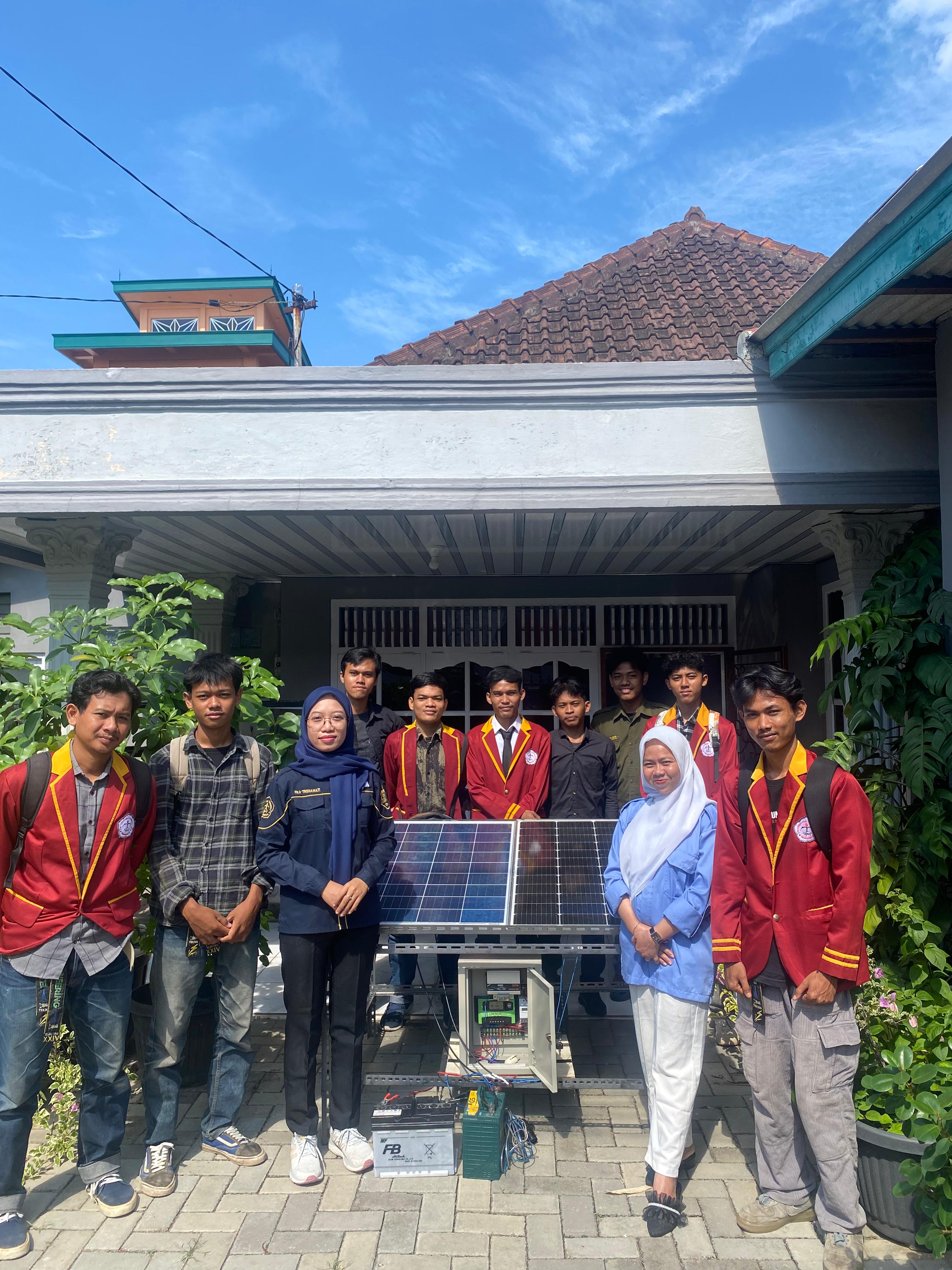 Mahasiswa Teknokrat Kembangkan Pembangkit Listrik Tenaga Surya untuk Lampu Bagan di Desa Rangai Tri Tunggal