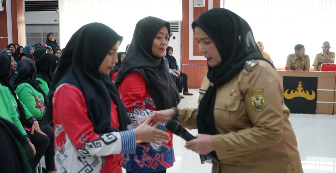 Bunda Eva Salurkan Insentif untuk Ribuan Kader Posyandu hingga TPK