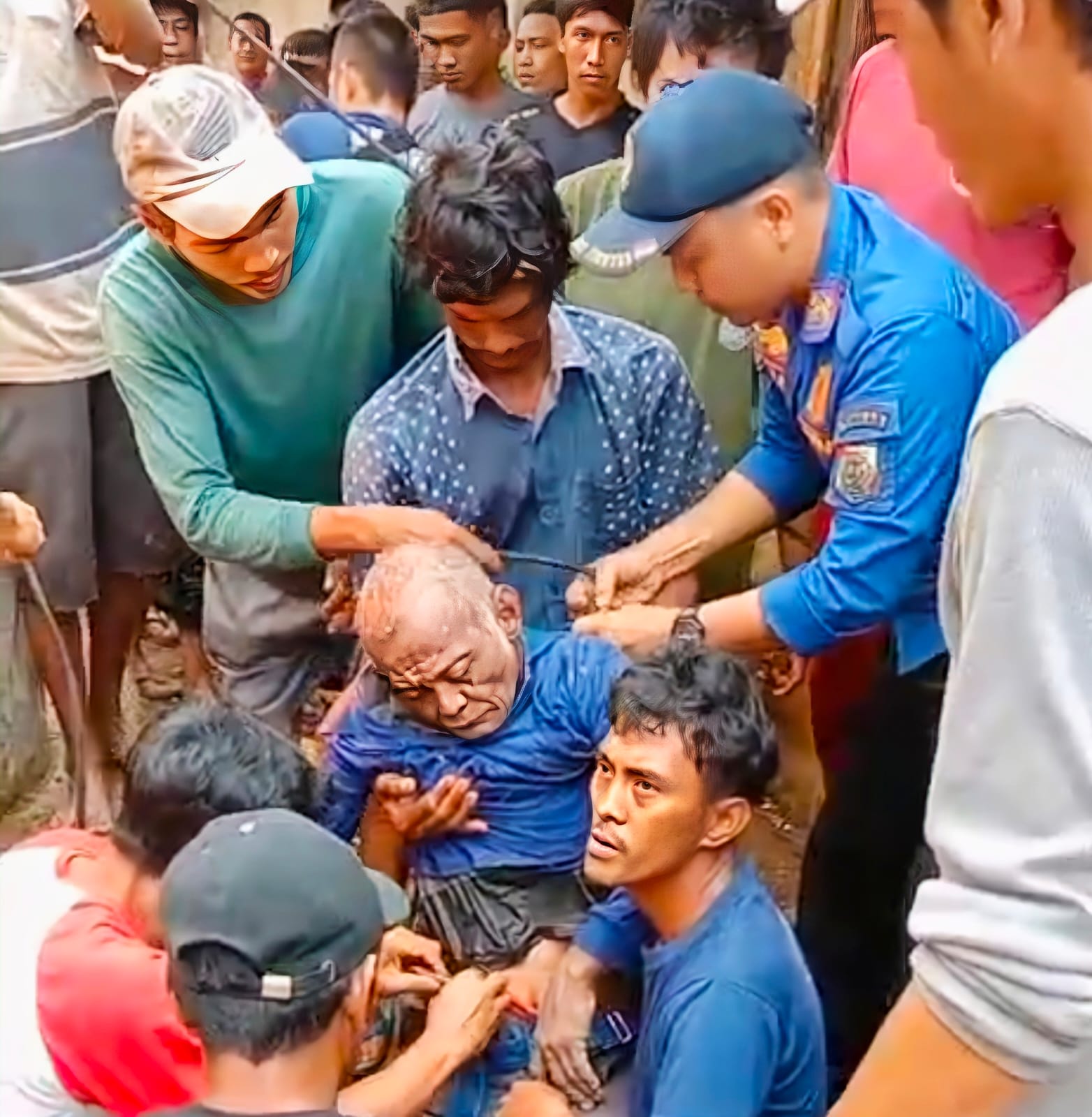 Detik-detik Petugas Damkar Lampura Evakuasi Korban dari Sumur 12 Meter    