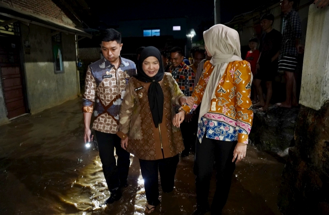 Bunda Eva Beri Bantuan Korban Terdampak Banjir di Bandar Lampung 