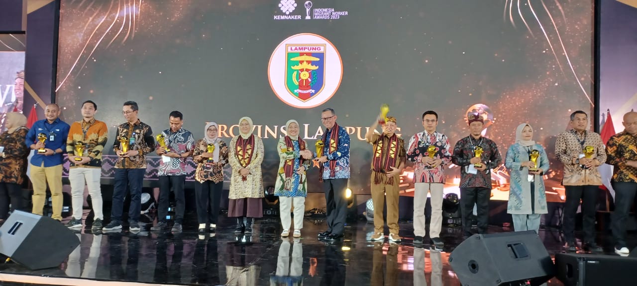 Lampung Timur Salah satu Penyumbang PMI Terbanyak, Menteri Tenaga Kerja Berikan Award