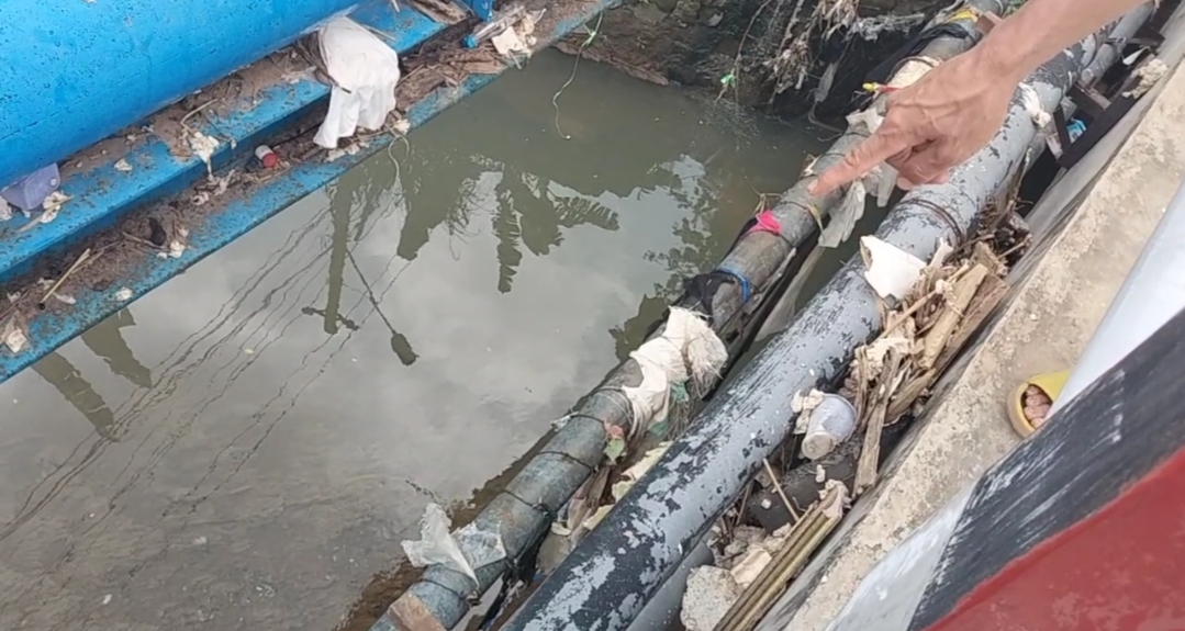 Mayat Bayi Perempuan Terbungkus Plastik Hitam Ditemukan di Bawah Jembatan Urip Sumoharjo