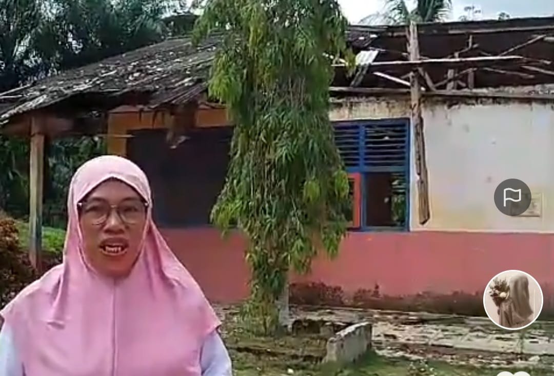 Ironi, Guru di SDN 1 Kota Batu Harus Waswas Setiap Hari Mengajar Dalam Ruang Kelas yang Memprihatinkan  