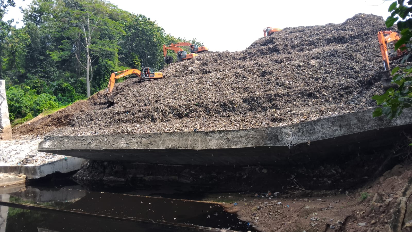 Sampah Masih Dikeruk, Pembangunan Tembok TPA Bakung yang Roboh Belum akan Dilakukan Dalam Waktu Dekat