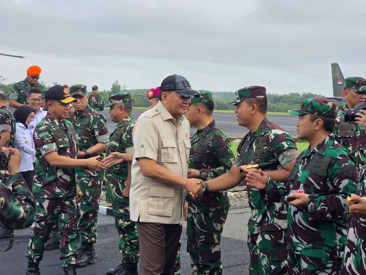 Dandim 0427 Way Kanan Sambut Menhan RI dan Panglima TNI di Lanudad Gatot Subroto Way Tuba