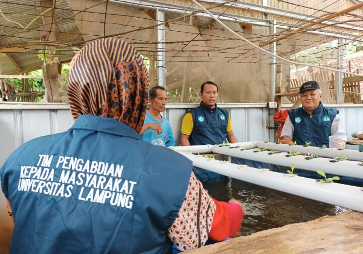 Tim DHR Unila Sosialisasikan Budidaya Ikan Lele Sistem Akuaponik Berbasis Teknologi Bioflok di Bandar Lampung