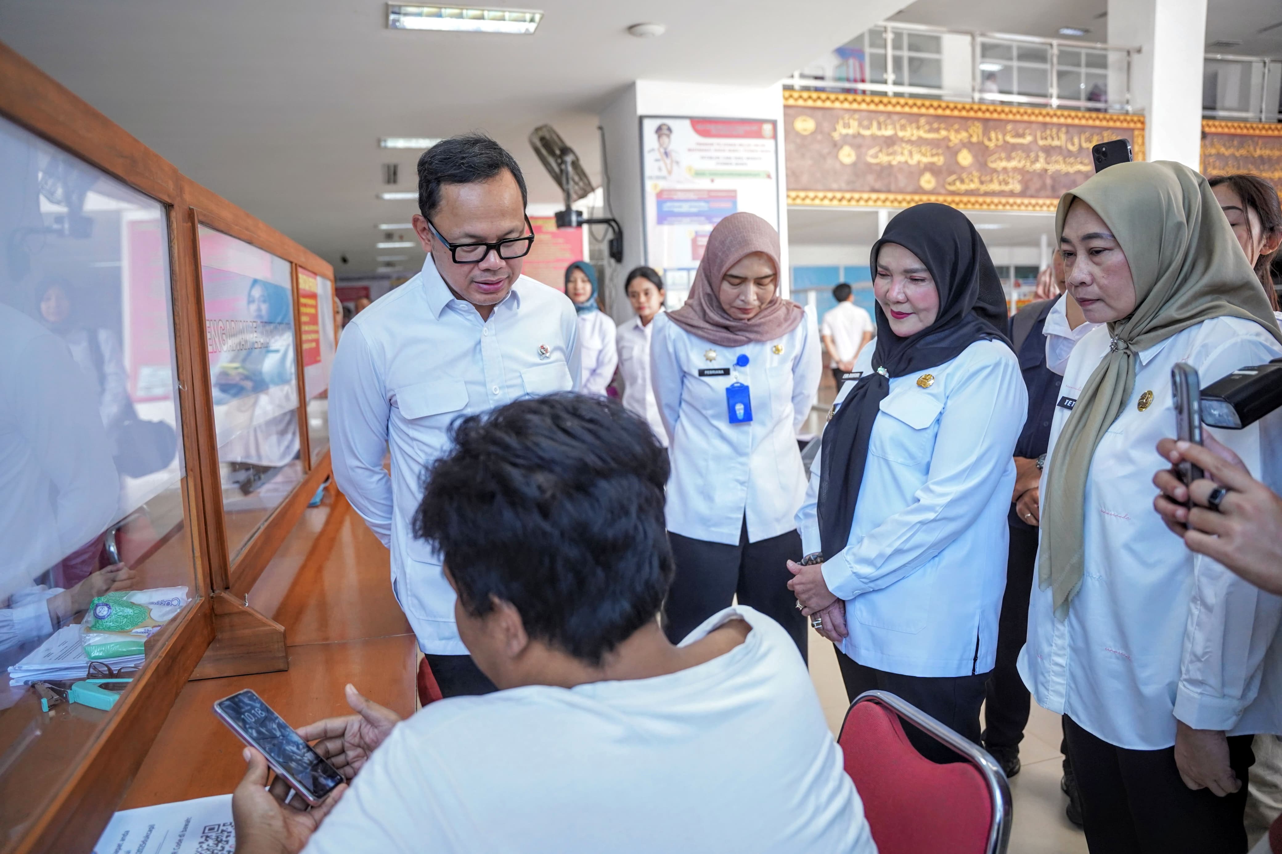 Wamendagri Sidak MPP Bandar Lampung, Apresiasi Pelayanan Publik yang Inovatif