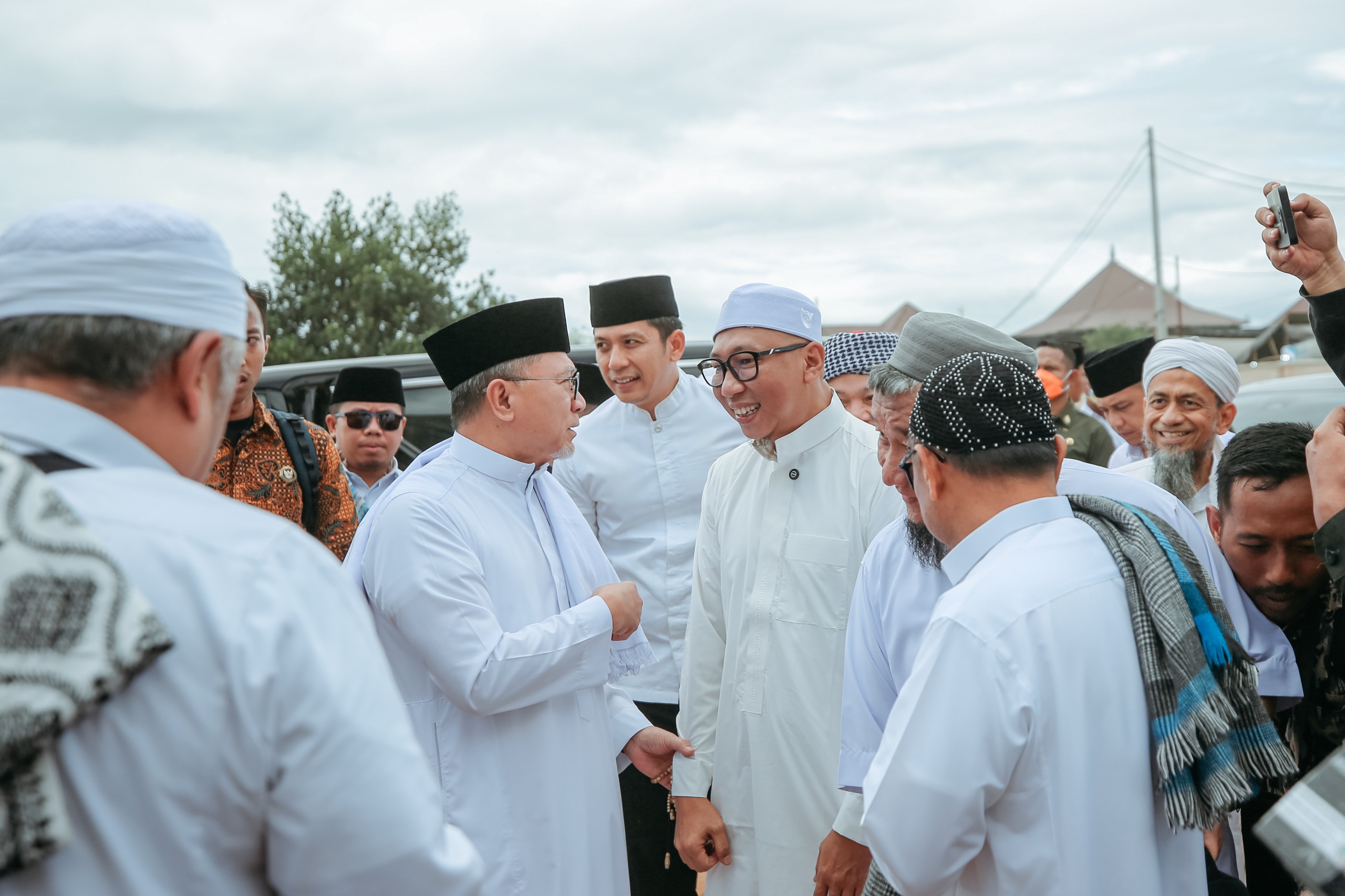 Tak Hanya Meninjau, Mirza Menyatu dengan Lautan Jemaah di Tabligh Akbar Indonesia Berdoa 2025