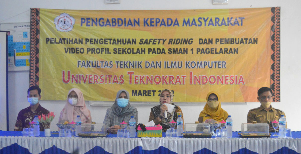 Dosen Universitas Teknokrat Indonesia Beri Pelatihan Safety Riding untuk Siswa SMAN 1 Pagelaran 