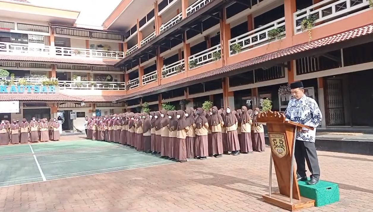 SMP Al Kautsar Bacakan Pidato Menteri pada Upacara Hari Guru Nasional