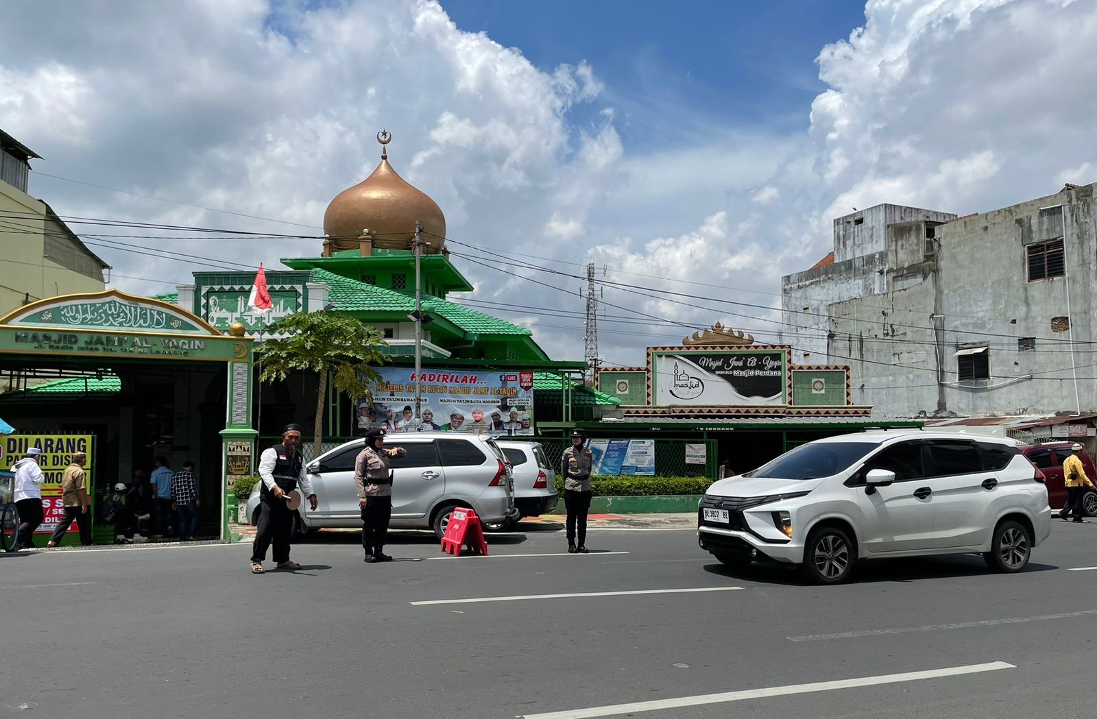 Ada Polwan Cantik Polresta Bandar Lampung di Depan Mesjid, Ada Apa ya?