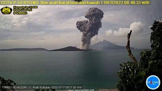Gunung Anak Krakatau Keluarkan Abu Vulkanik