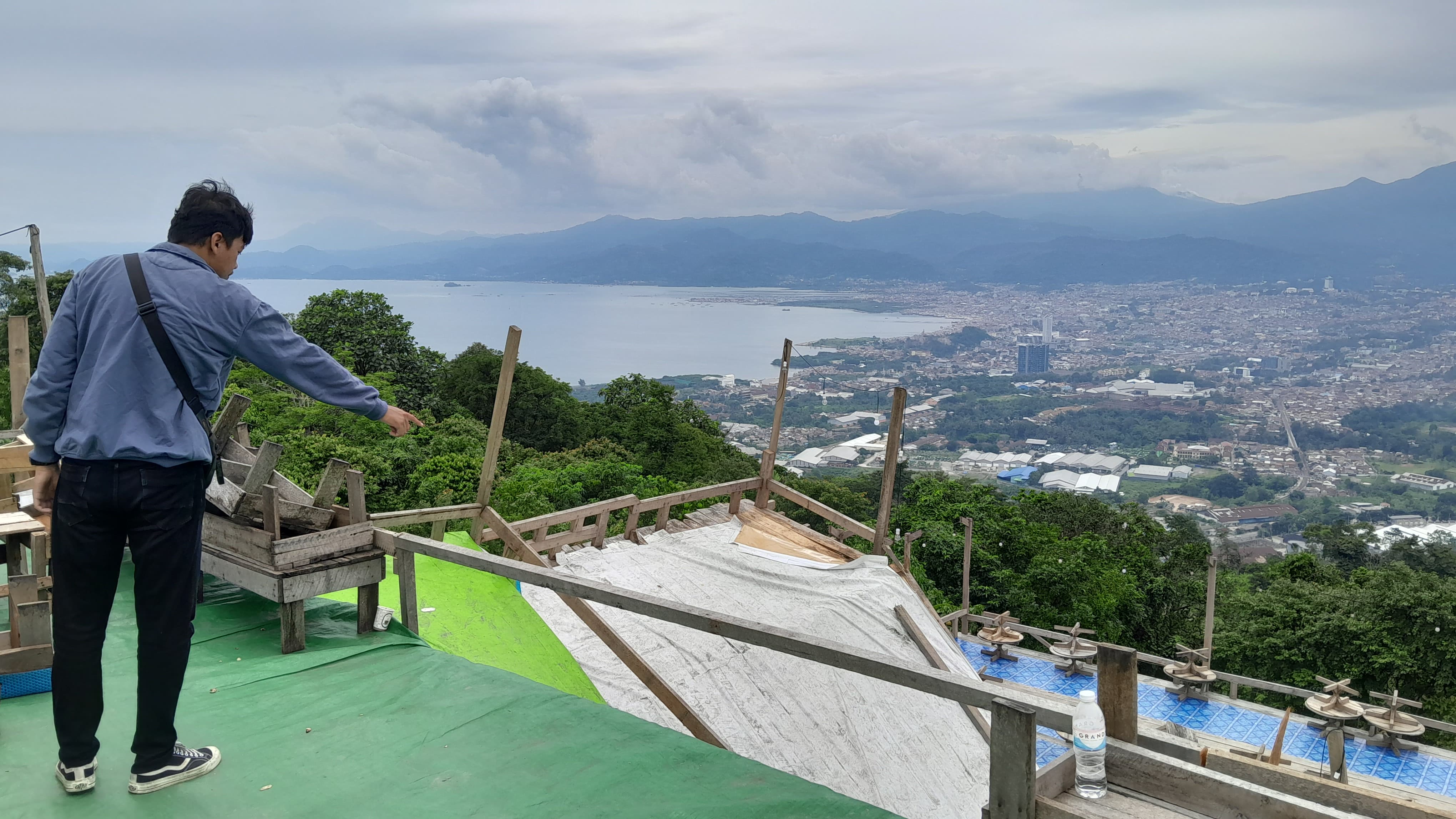 Kedai di Pemancar Gunung Balau Bandar Lampung Ambruk Saat Pergantian Malam Tahun Baru, Lima Pengunjung Luka