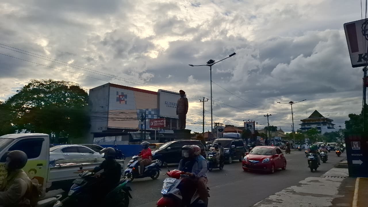 Dua Pak Ogah Terlibat Cekcok hingga Berduel, Satu Luka di Wajah Akibat Tusukan Sajam di Jalan ZA Pagar Alam