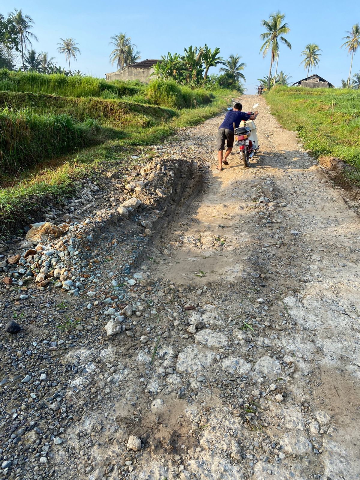 Sudah Hampir Lima Tahun Jalan tak Diperbaiki, Warga Desa Umbul Sawangan Lapor ke Bupati