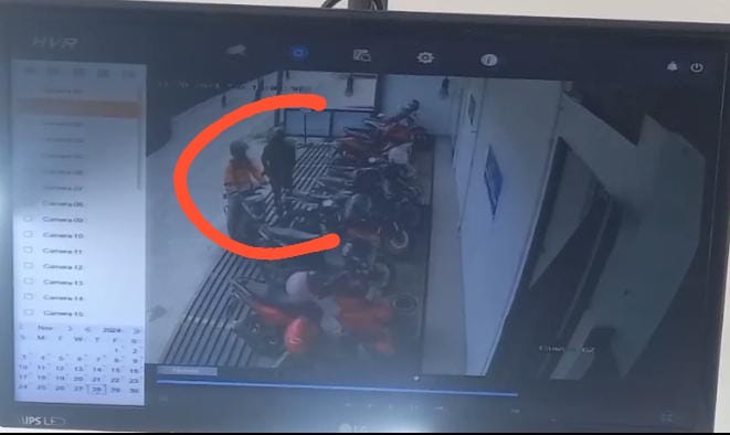 Terekam CCTV, Dua Pelaku Gasak Motor Konsumen Indomaret di Campang