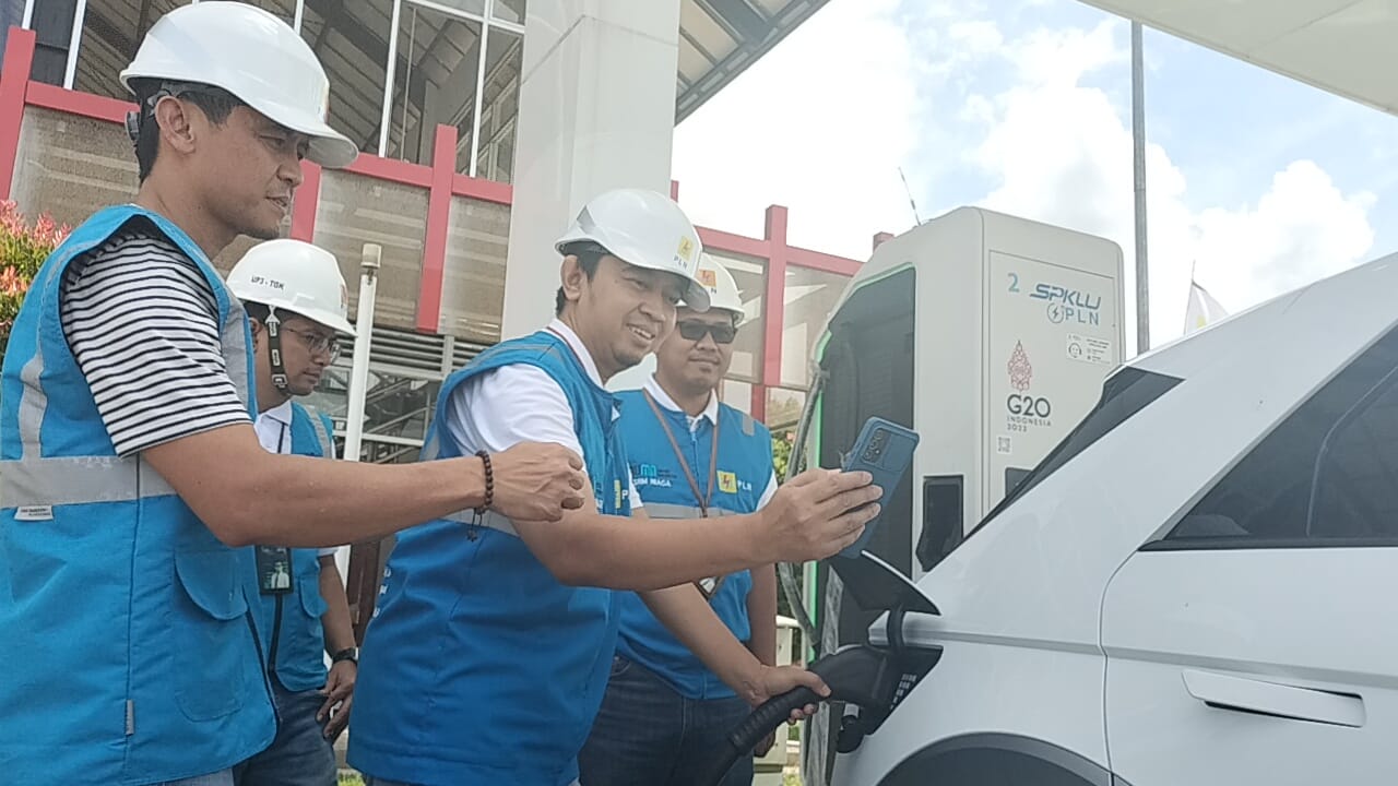 Pastikan Pengguna Kendaraan Listrik Terlayani, GM PLN UID Lampung Tinjau Langsung SPKLU di Rest Area KM 49 