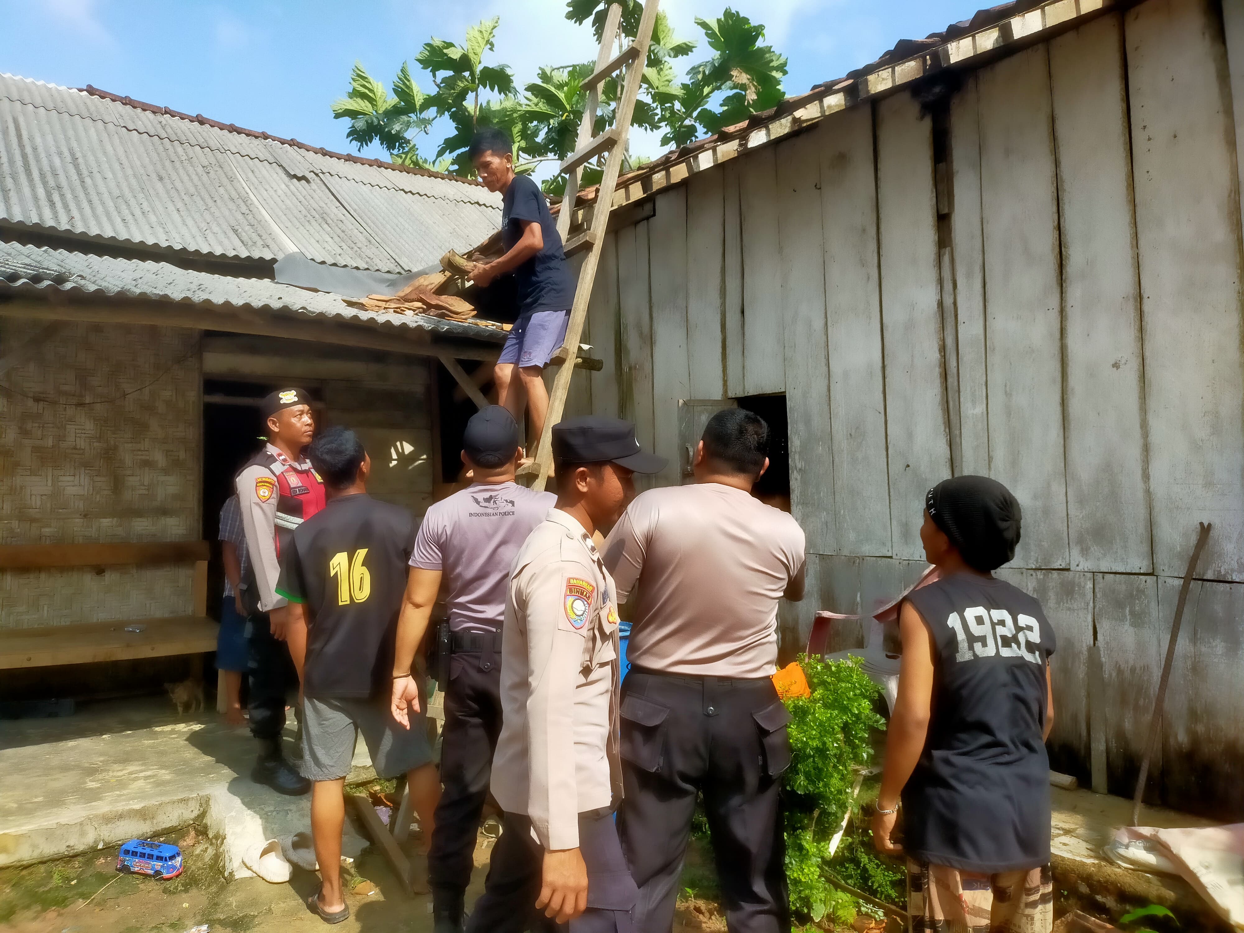 Satgas Tanggap Bencana Polres Tubaba Gerak Cepat Bantu Warga Korban Puting Beliung