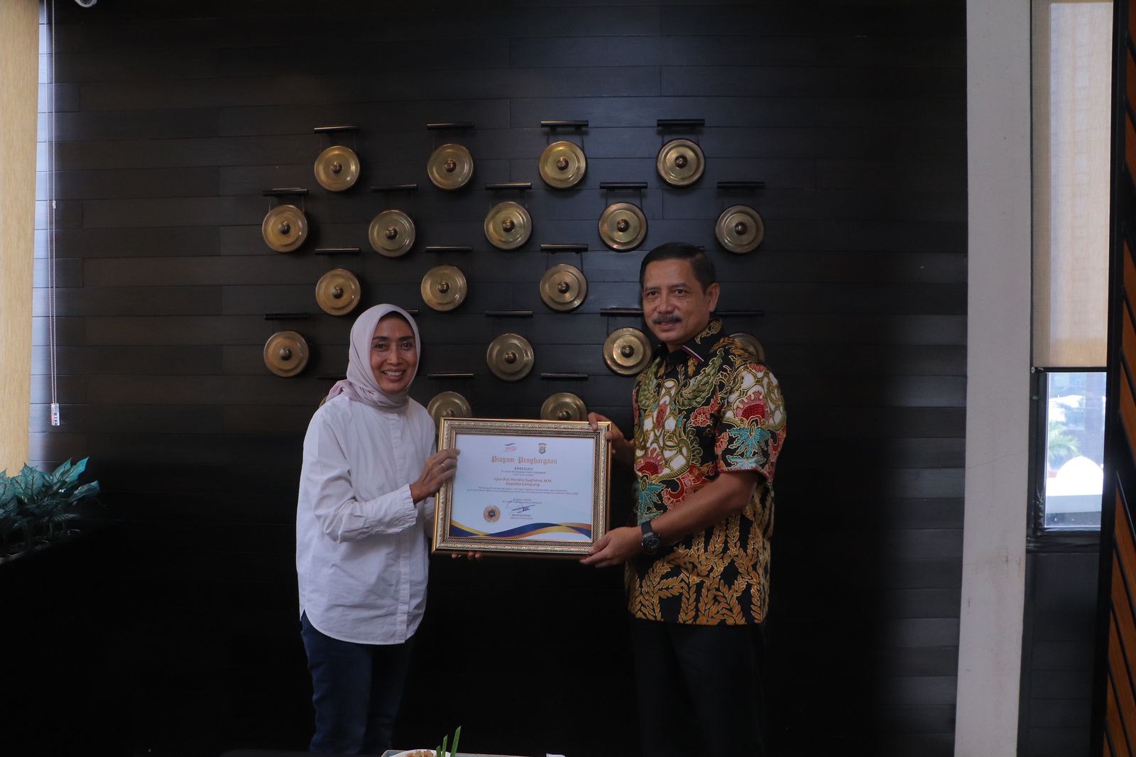Berhasil dan Sukses Pengamanan Arus Mudik dan Balik, Kapolda Lampung Dihadiahi Penghargaan