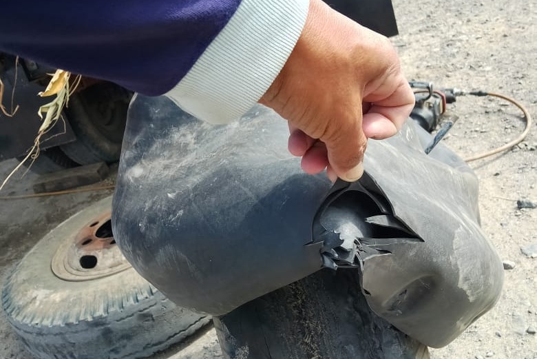 Miris! Truk Sampah DLH Lampung Selatan Nekat Beroperasi dengan Ban Gundul dan Kondisi Rusak Parah