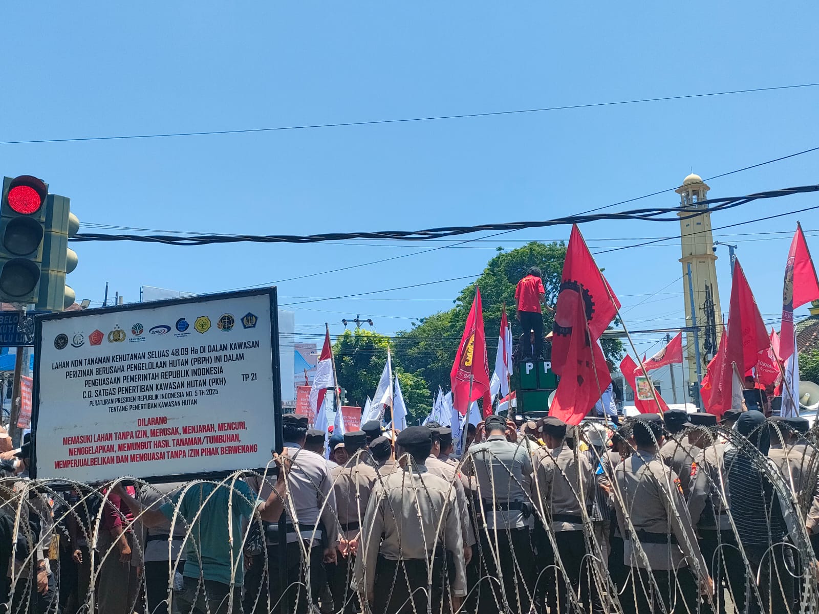 Tuntut Reforma Agraria Sejati, Massa Ngeluruk Gedung Dewan