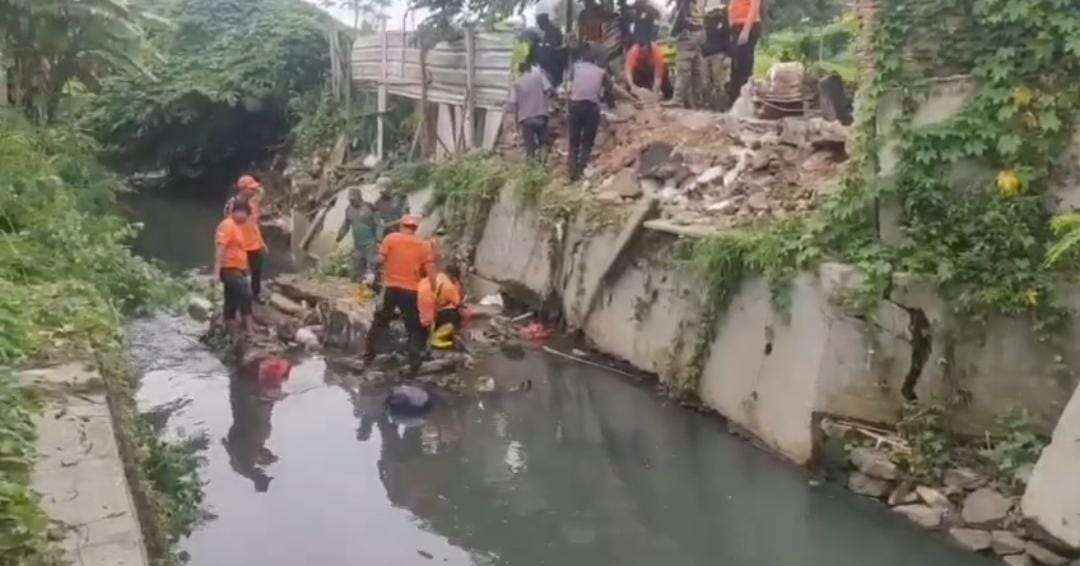Hujan Deras, Tembok Bangunan di Jalan Antasari Bandar Lampung Roboh