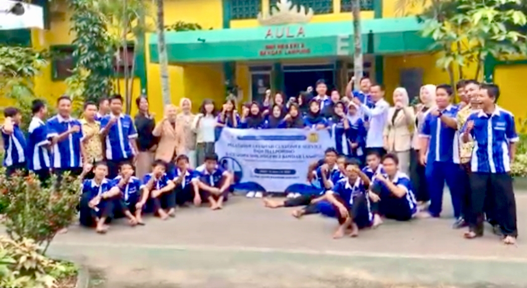 Mahasiswa Teknokrat Bekali Siswa SMKN 2 Bandar Lampung Keterampilan CS Dan Telephoning