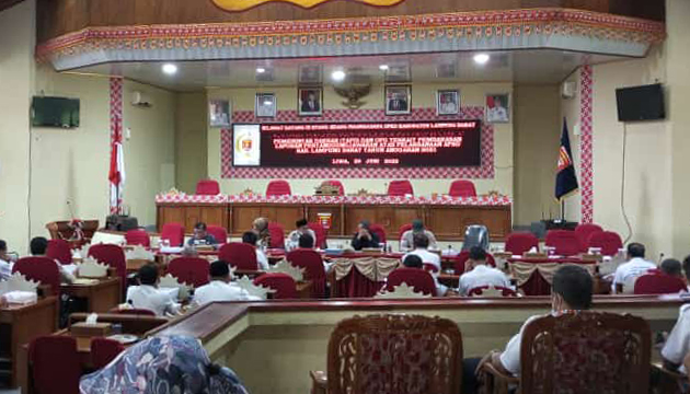 Saling Menunggu, Jadinya, Jelang Azan Rapat di DPRD Lampung Barat Baru Dimulai