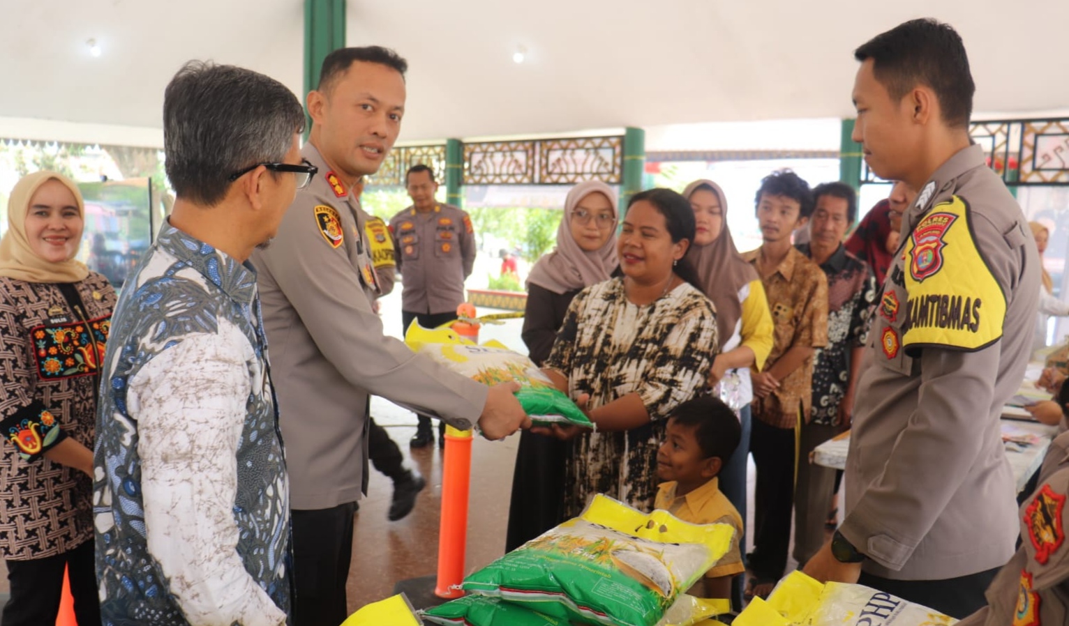 Program Gerakan Pangan Murah Polres Pringsewu, Warga Dapatkan Beras Premium Dengan Harga Terjangkau 