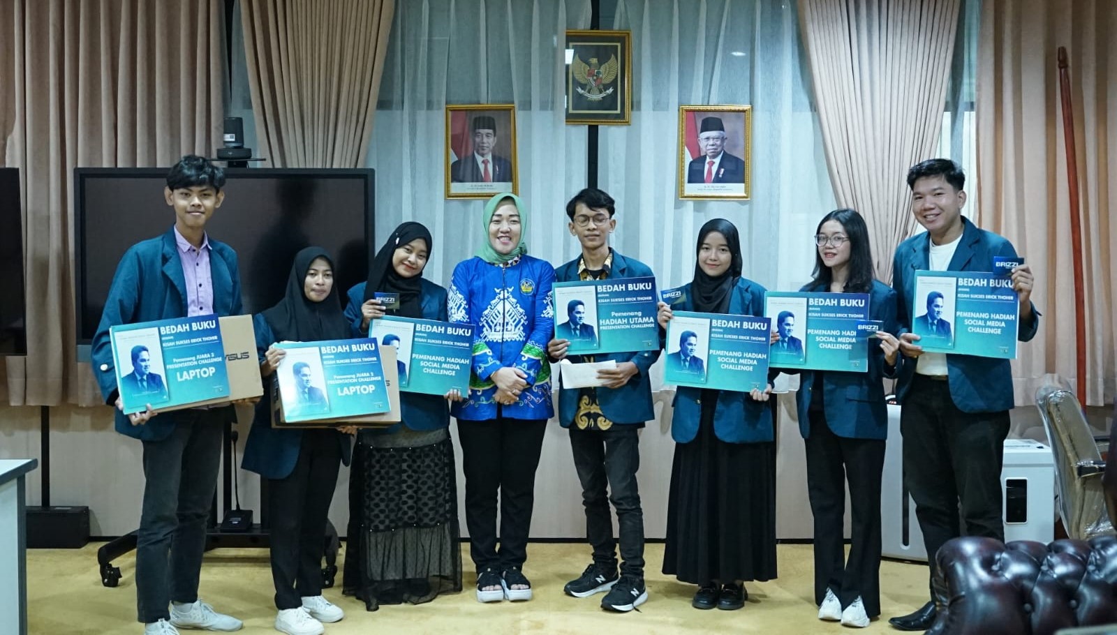 Wakil Rektor III Unila Serahkan Hadiah Pemenang Kompetisi Bedah Buku tentang Erick Thohir