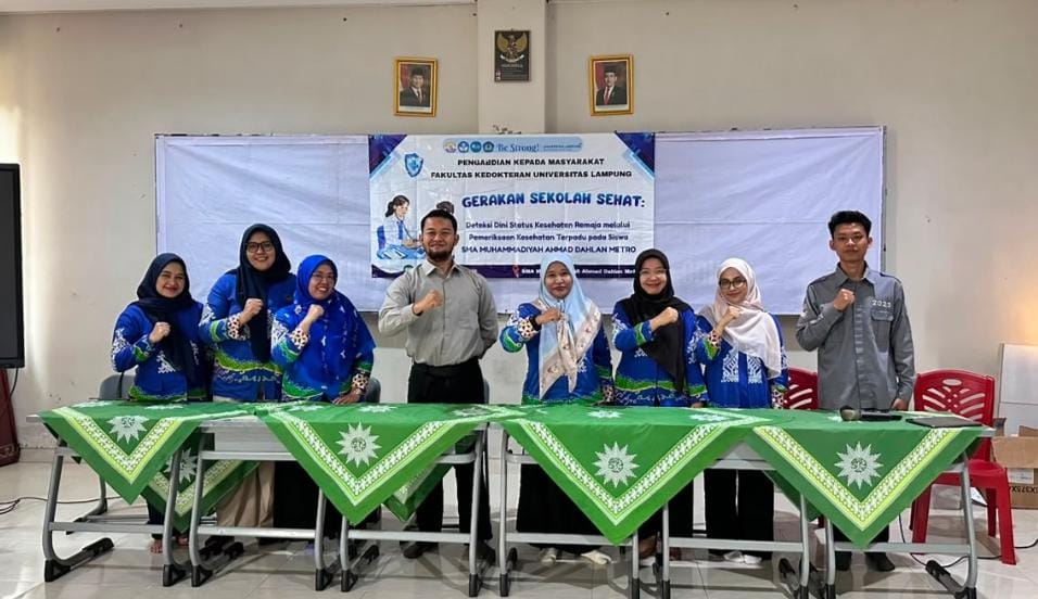 Upaya Deteksi Dini PTM, Tim Dosen FK Unila Skrining Kesehatan Siswa di SMA MuAD Metro